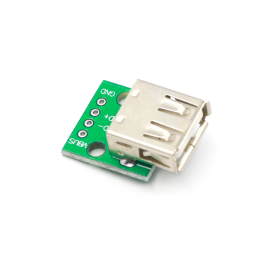 Conector USB tipo fêmea em placa de circuito verde
