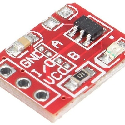 Placa eletrónica pequena vermelha com componentes e etiquetas GND, T0, VCC, A, B