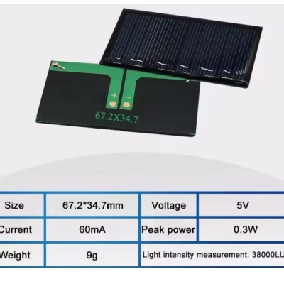Duas células solares retangulares pretas com dados técnicos