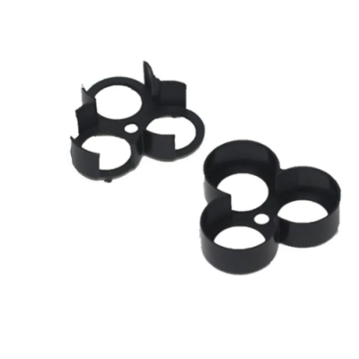 Suportes plásticos pretos com aberturas circulares sobre fundo branco