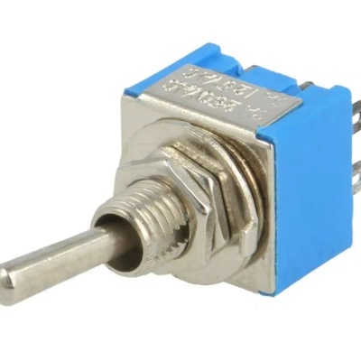 Interruptor toggle metálico com base azul e três terminais