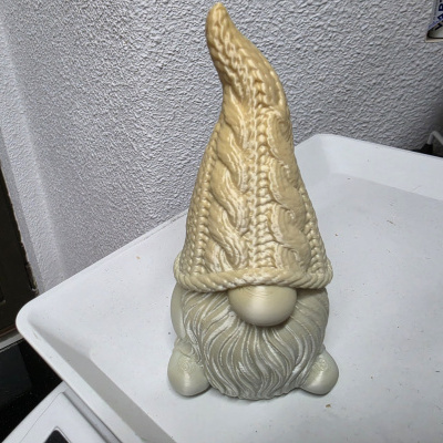 Estátua decorativa de gnomo bege com chapéu texturizado e barba detalhada