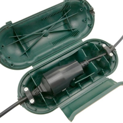 Caixa de ligação impermeável verde para cabos elétricos com cabo preto dentro