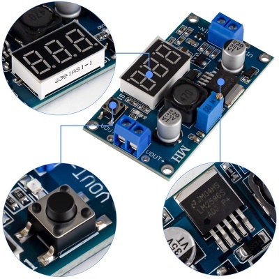 Circuito eletrônico azul com display digital, botão e componentes eletrónicos