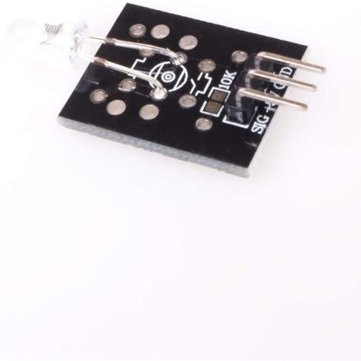 Placa eletrónica preta com LED e pinos em fundo branco