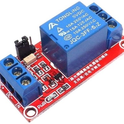 Módulo relé com relé azul e conectores azuis montado numa placa vermelha.