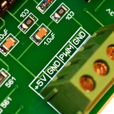 Placa de circuito verde com componentes eletrónicos e terminais de ligação