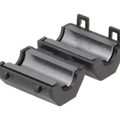 Peças de plástico preto com superfícies internas metálicas em fundo branco