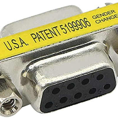 Adaptador Gender Changer metálico com 9 pinos femininos e etiqueta amarela