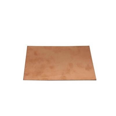 Placa retangular castanho claro sobre fundo branco