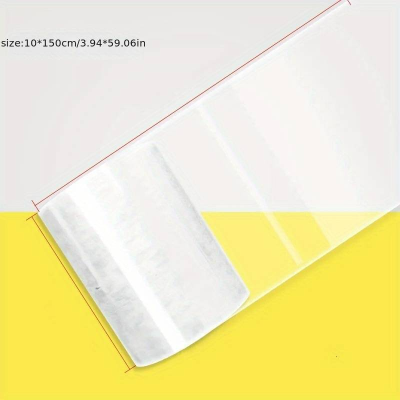 Rolo de película protetora transparente sobre superfície amarela e branca