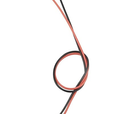 Cabo elétrico com conexão branca e fios preto e vermelho