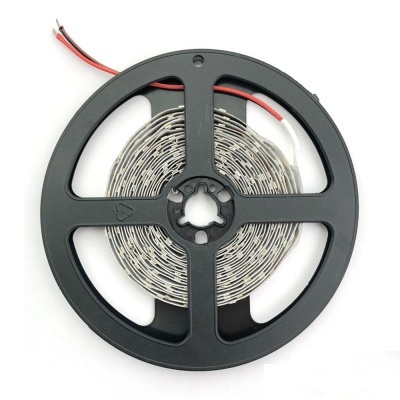 Rolo de fita LED flexível branca num carretel preto com fios vermelhos e pretos