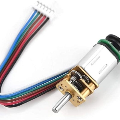 Motor elétrico com caixa de engrenagens e fios coloridos