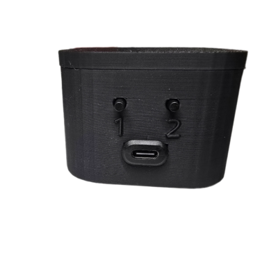 Caixa preta com botões 1 e 2 e porta USB-C