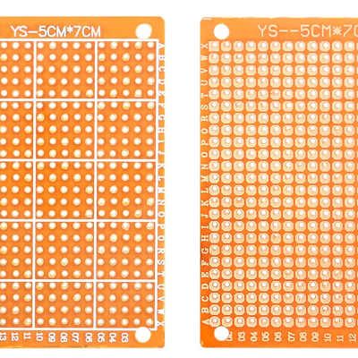 Placas laranja de circuito impresso com furos e marcações brancas lado a lado