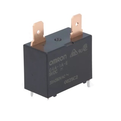 Relé elétrico preto OMRON com terminais de cobre