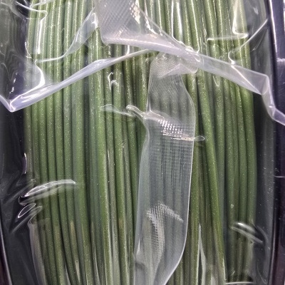 Rolos de fios verdes embalados em plástico transparente