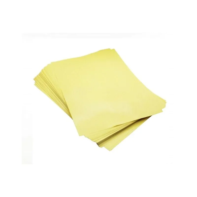 Folhas de papel amarelo empilhadas sobre fundo branco