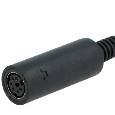 Adaptador preto com conetor de 6 pinos e cabo flexível