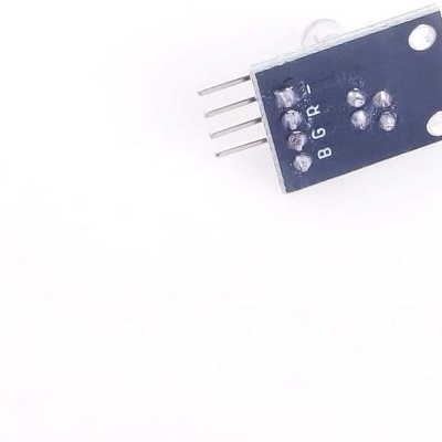 Sensor eletrónico azul com pinos metálicos em fundo branco