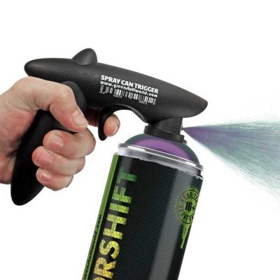 Disparador de spray preto em lata roxa com detalhes verdes, pulverizando tinta azul.