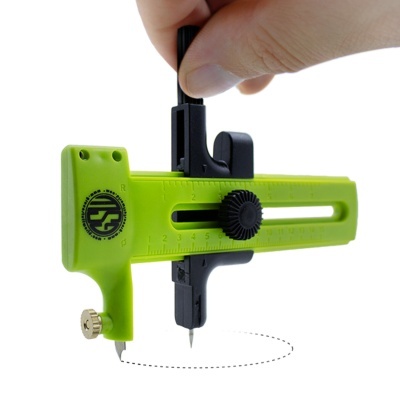 Compasso verde e preto com escala e ajuste de roda para desenho