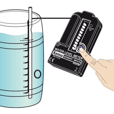 Medidor digital de nível de água Kemo junto a recipiente transparente com água.