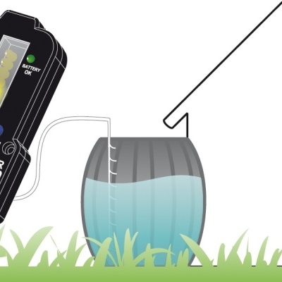 Medidor de nível de água Kemo Electronic com escala LED colorida ligado a recipiente de água