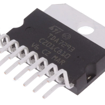 Componente eletrónico preto com pinos metálicos e texto impresso