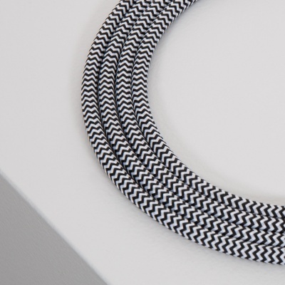 Cabo trançado preto e branco com padrão zig-zag em curva