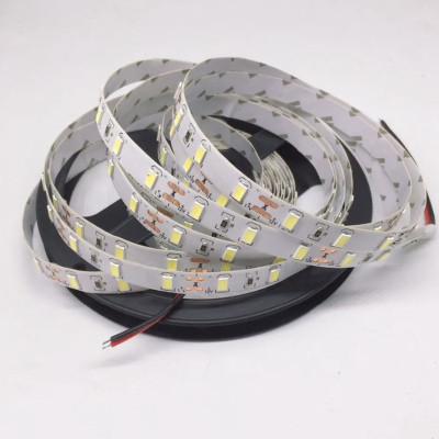 Bobina de fita LED branca com LEDs amarelos em faixa flexível