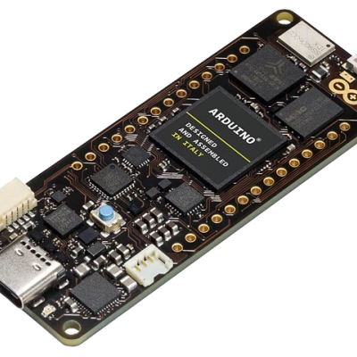 Placa eletrónica Arduino preta com componentes e conector USB-C branco