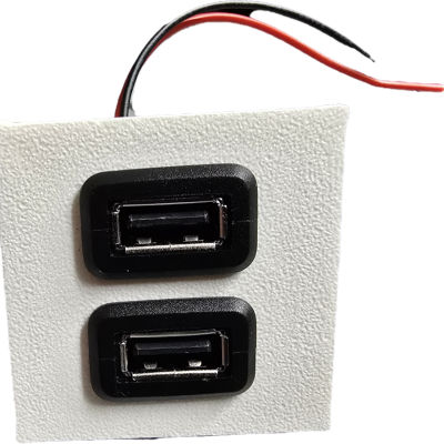Placa branca com duas portas USB e fios elétricos