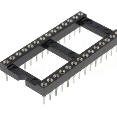 Soquete de plástico preto com 28 pinos metálicos para circuito integrado