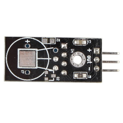 Placa eletrónica preta com componentes eletrónicos e pinos metálicos