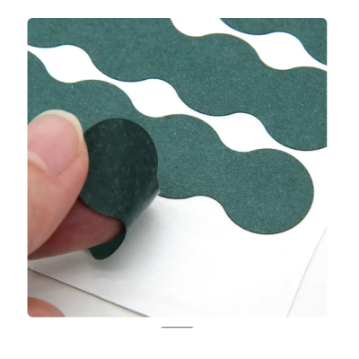 Etiqueta autocolante verde escuro texturizada destacada da folha branca