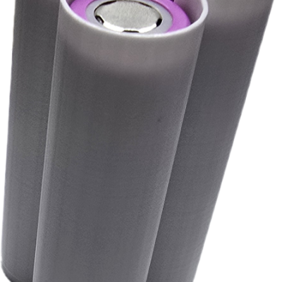 Três pilhas cilíndricas envoltas em película branca com topo roxo