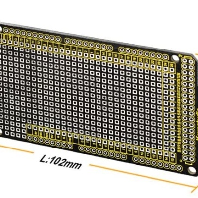 Placa de circuito impresso preta com orifícios brancos e dimensões impressas