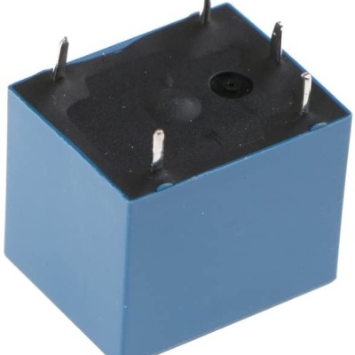 Relé eletrônico azul com pinos metálicos em fundo branco