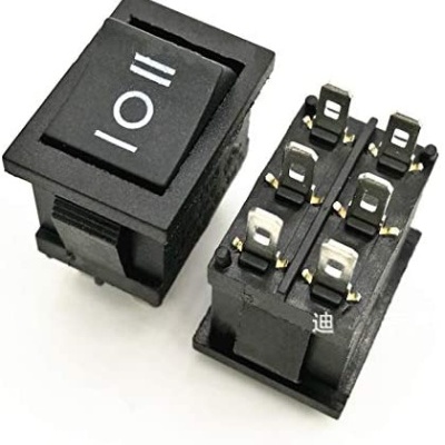 Interrutor retangular preto com símbolo de ligar e desligar e terminais metálicos.