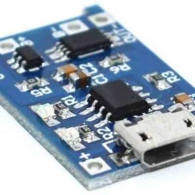 Placa eletrónica azul com microchip e conector micro USB