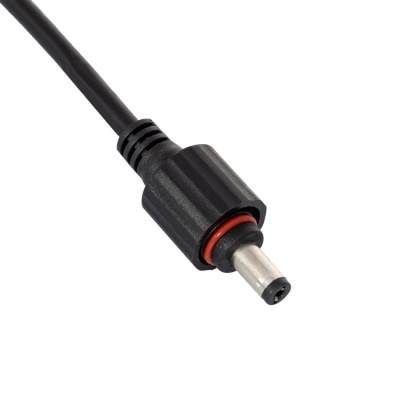 Cabo de alimentação preto com conector cilíndrico e anel vermelho