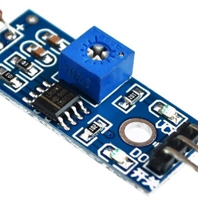 Módulo sensor eletrónico azul com componentes e três pinos