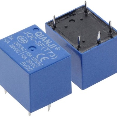 Relés eletrónicos azuis quadrados com pinos metálicos e texto branco