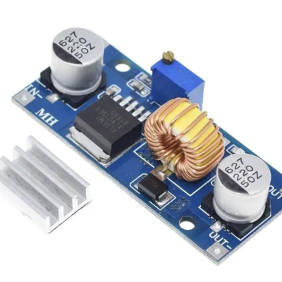 Módulo eletrónico azul com condensadores, bobina dourada e dissipador de calor