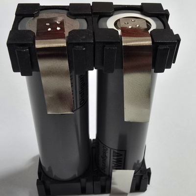 Bateria recarregável cilíndrica preta com clipes metálicos e suporte plástico