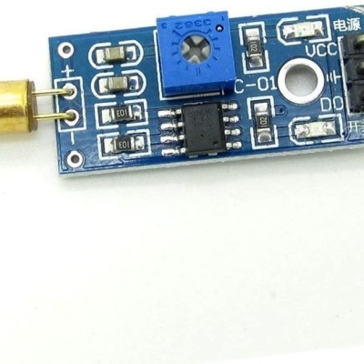 Módulo sensor eletrónico azul com cápsula metálica dourada e potenciómetro azul