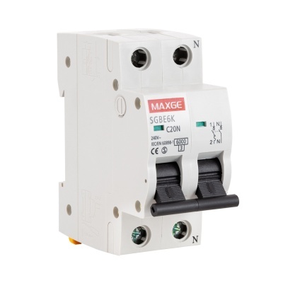 Disjuntor duplo branco com alavancas pretas e etiquetas da marca MAXGE