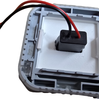 suporte quadrado cinzento com componente preto e fios vermelhos e pretos